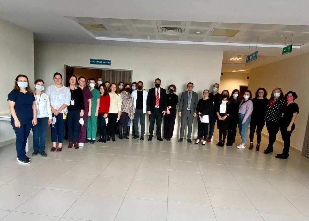 Edirne Sultan 1. Murat Devlet Hastanesi tarafından 2 incisi düzenlenen Ameliyathane Hemşireliği Sertifikalı Eğitim Programının açılış töreni Edirne İl Sağlık Müdürü Uzm. Dr. Mustafa İshak YILDIRIM’ın katılımlarıyla gerçekleşti.