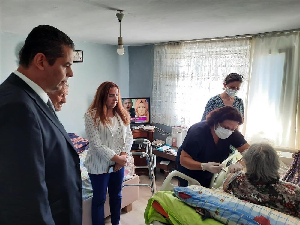 Edirne İl Sağlık Müdürümüz Uzm. Dr. Mustafa İshak YILDIRIM İlimiz Merkez İlçesine bağlı Avarız Köyünde yatağa bağımlı bir hastamızı evinde ziyaret etti